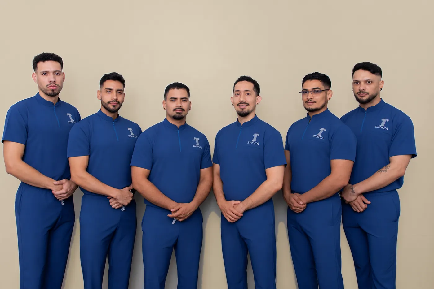 El equipo de terapeutas de Eunoia Spa con su uniforme azul.